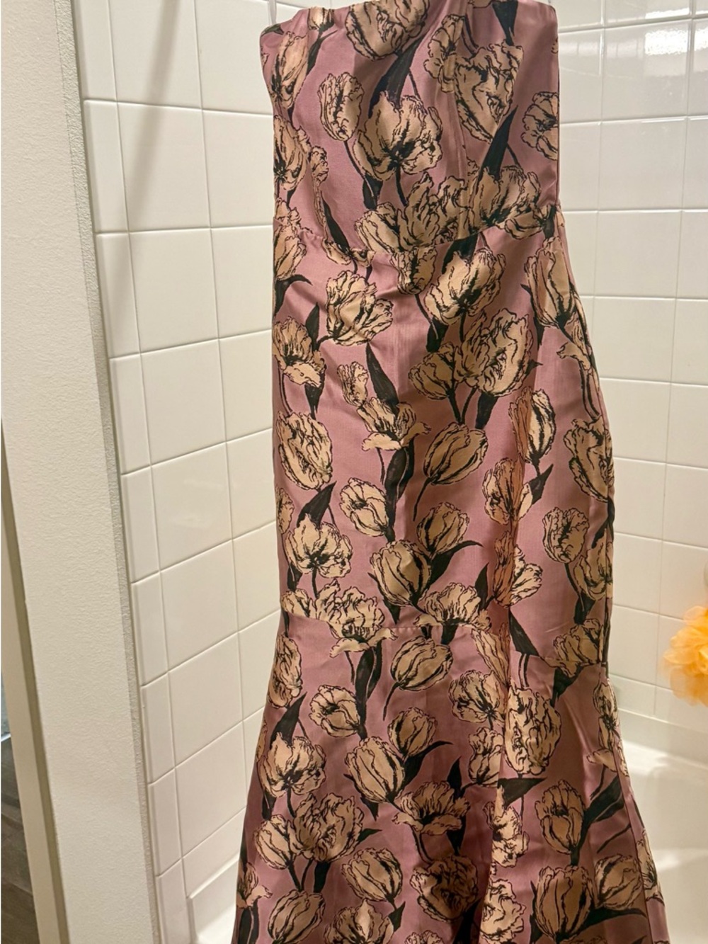 Lulu’s Floral Tulip Satin Strapless maxi Dress in Mauve